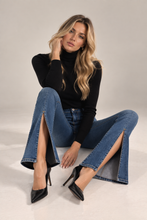 Jeans bootcut con spacco