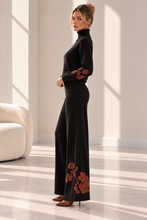 Maglia collo alto con fiori jacquard