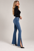 Jeans bootcut con spacco