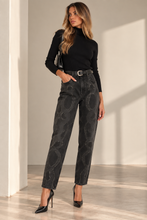 Jeans carrot mom fit in denim nero con lavaggio strong