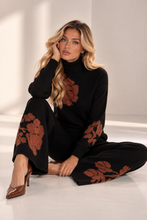 Maglia collo alto con fiori jacquard