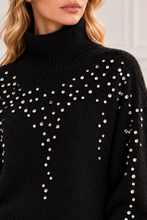 Dettaglio degli strass sul dolcevita nero