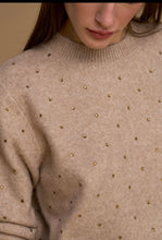 Dettaglio punti luce dorati maglia girocollo studs nocciola Gio Chic