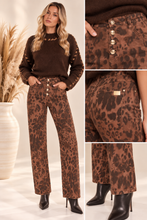 Jeans animalier con bottoni dorati