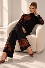 Maglia collo alto con fiori jacquard