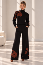 Maglia collo alto con fiori jacquard