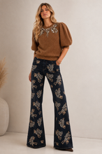 Jeans flare in denim scuro con ricami floreali