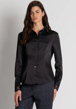 Camicia nera in raso slim indossata con polsini in pizzo