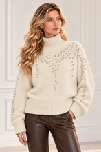 Dolcevita con strass color latte indossato da Giselle