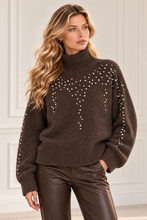 Dolcevita con strass marrone indossato da Giselle