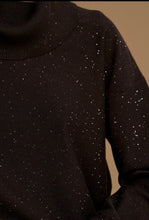 Dettaglio maglia brown collo alto con micro paillettes