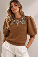 Maglia cropped caramello con applicazioni gioiello indossata