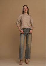 Maglia girocollo studs color nocciola Gio Chic indossata