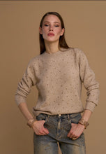 Maglia girocollo studs color nocciola Gio Chic dettaglio