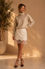 Maglia collo alto nocciola con micro paillettes indossata