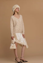 Maglia scollo V con perle color latte Gio Chic look completo