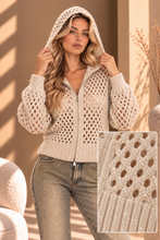 Maglia traforata color nocciola con cappuccio, zip e dettaglio delle micro paillettes