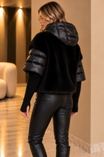 Piumino d'oca nero con inserti in ecopelliccia e manicotti in maglia - retro