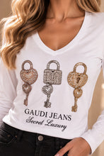 Dettaglio T-shirt bianca con decorazione chiavi e strass